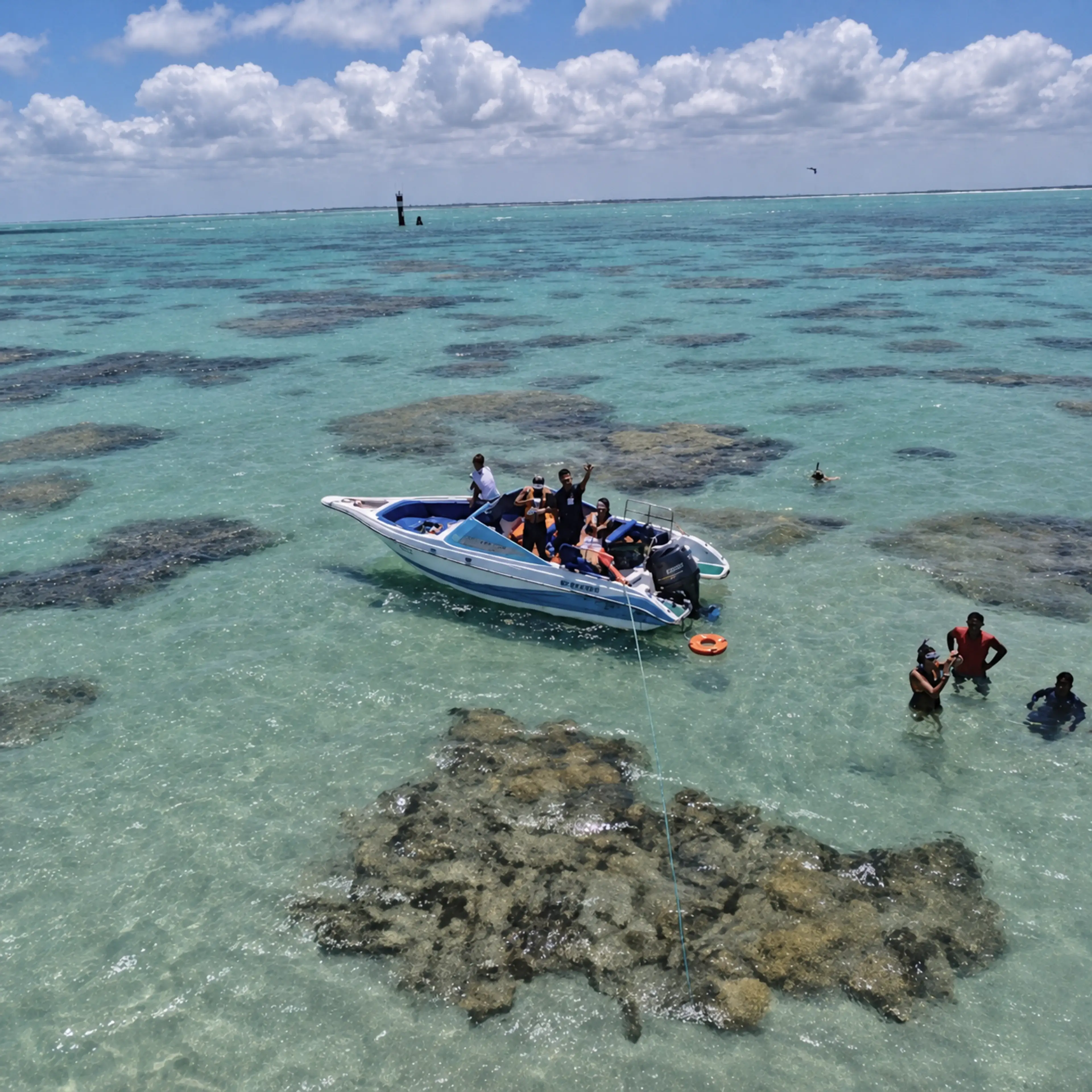 Embarcações nas águas de Maracajaú, Rio Grande do Norte