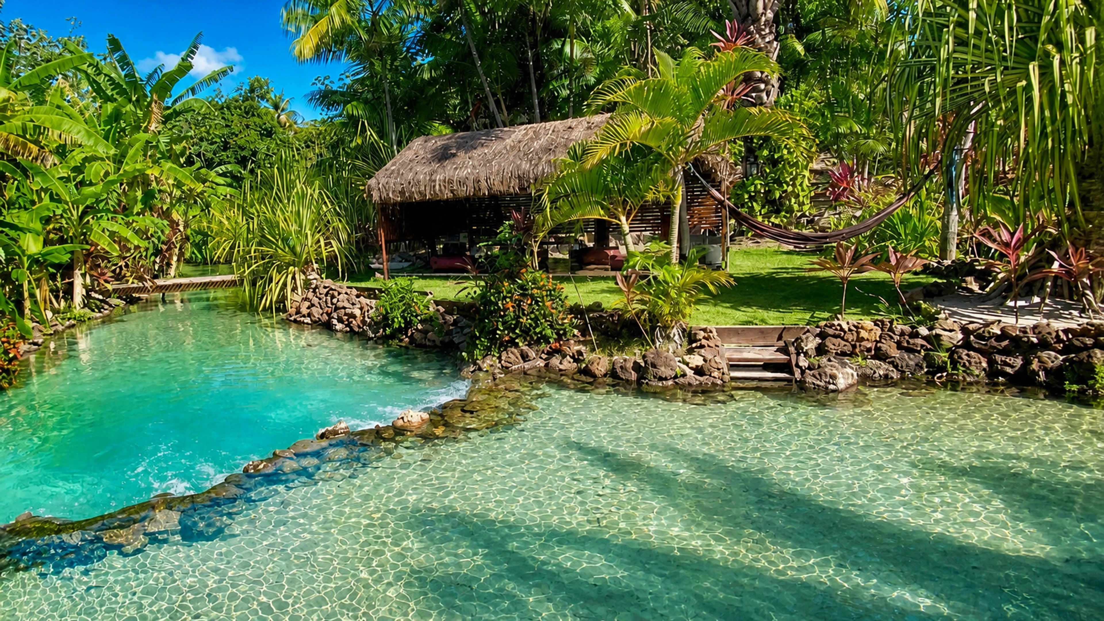 Águas cristalinas, cabana e jardim tropical no Tao Paradise